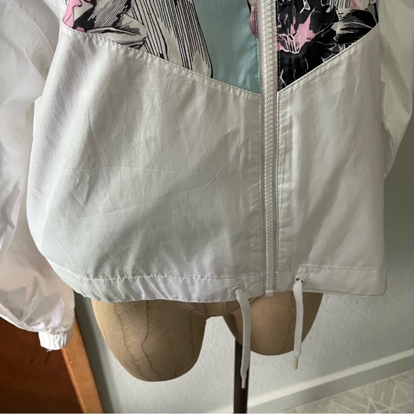 NIKE sz M HYPER FEMME White Cropped Windrunner Floral Print Windbreaker - Picture 13 of 15